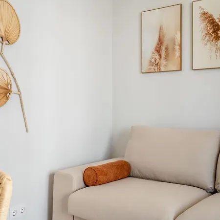 Iate Apartment *